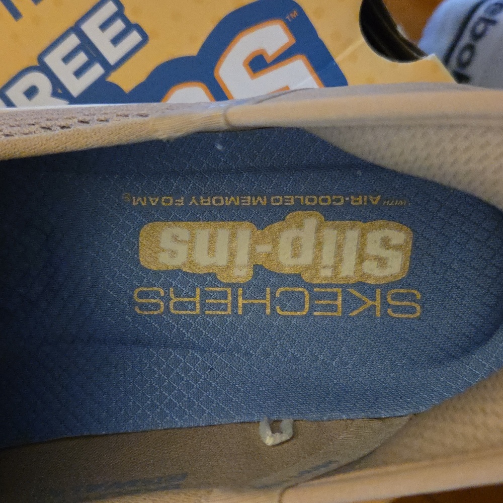 Skechers Womans Like NEW Hands Free Slip-On Sneaker in Light Taupe - Picture 2 of 7